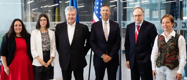 Порошенко обсудил результаты встречи Зеленского с Байденом с делегацией ведущих политологических центров США 01