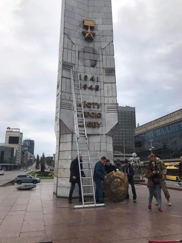 На площади Победы в Киеве были демонтированы изображения с Лениным 01