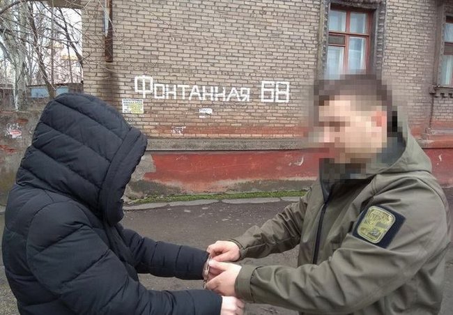 СБУ затримала учасницю ОЗУ, яка переоформляла нерухомість переселенців на членів ДНР 01