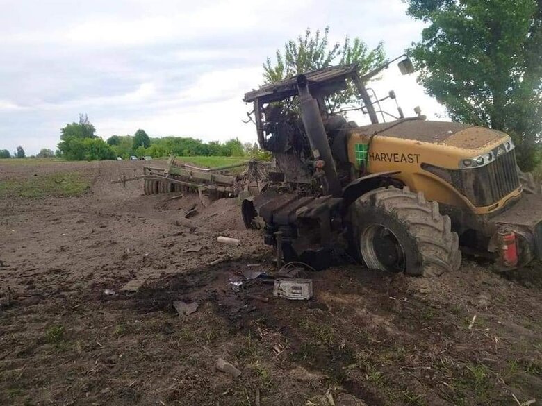 Страшна ціна хліба 2022 року: Знищена снарядами та мінами окупантів сільгосптехніка 08
