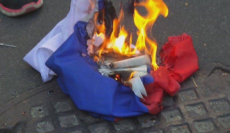 Protesters at Russian Embassy in Kyiv burned down flag of Russian Federation and dispersed. PHOTOS+VIDEO