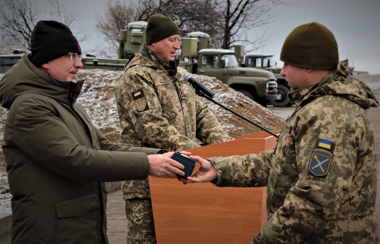 Резников и Залужный вручили награды воинам на Донбассе 02