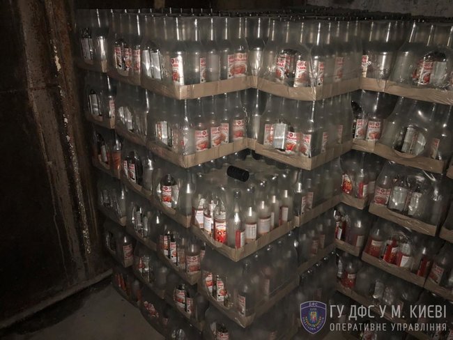 Незаконная продажа фальсифицированной водки, изготовленной в подпольном цехе, остановлена в Киеве, - ГФС 06