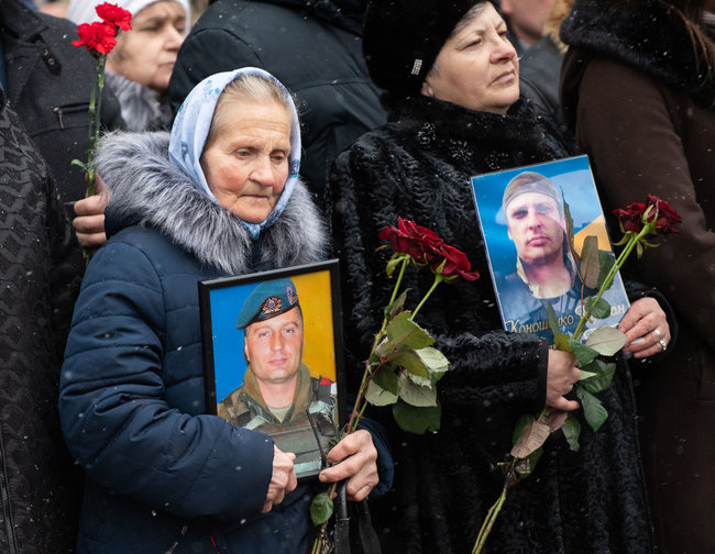 Зеленский почтил память погибших киборгов, - ОП 04