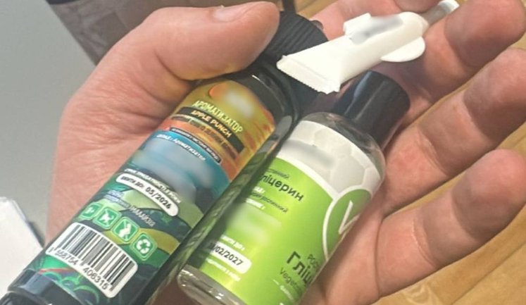 БЕБ знайшло підпільне виробництво нелегальних наборів для електронних сигарет: вилучили продукції на 20 мільйонів. ФОТОрепортаж