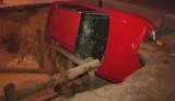 В центре Киева "Ауди" провалилась в дорожно-ремонтную яму: три человека чудом остались живы. ФОТО