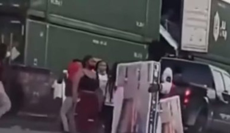 В американському Чикаго натовп на ходу пограбував потяг. ВIДЕО