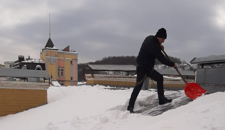 Власники бізнесу у Києві зобов’язані прибирати сніг кожні 1,5 години: які штрафи за ігнорування