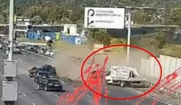 У Москві вантажівка влетіла в автомобілі, які вишикувалися у чергу до АЗС. ВIДЕО камер спостереження
