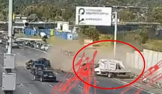 У Москві вантажівка влетіла в автомобілі, які вишикувалися у чергу до АЗС. ВIДЕО камер спостереження