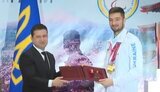 Зеленський присвоїв паралімпійцю Крипаку звання "Герой України": "Ми прикуті до екранів, коли пливеш саме ти"