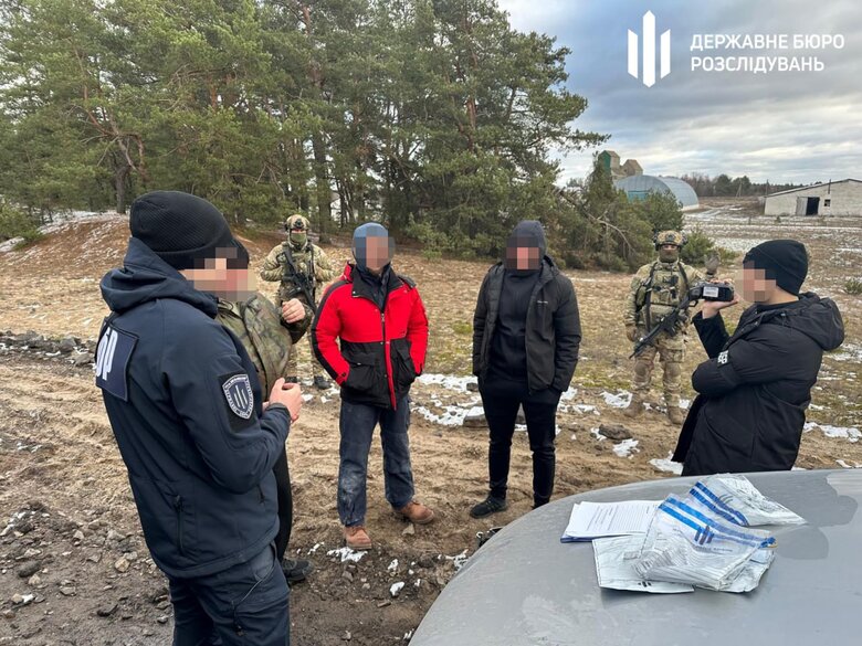 Правоохранитель нелегально переправлял мужчин в Беларусь