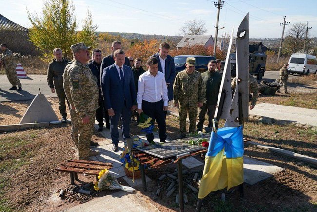 Україна підвелася на ноги, обтрусила пил і сказала ворогам: Не дочекаєтеся! - Зеленський на Донбасі 02 Україна підвелася на ноги, обтрусила пил і сказала ворогам: Не дочекаєтеся! - Зеленський на Донбасі 02