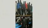 Полиция и протестующие вместе двигаются в центр казахского Алматы. ВИДЕО