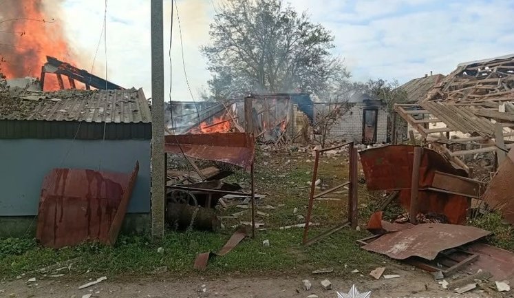 Росіяни атакували дроном громаду на Чернігівщині: троє поранених, серед яких - дитина, згорів будинок. ФОТОрепортаж