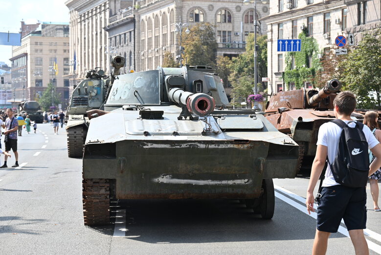 Выставка уничтоженной военной техники РФ на столичном Крещатике 05