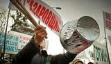 Предприниматели с ведрами и палками протестуют против детища Азарова под Верховной Радой. ФОТОрепортаж.