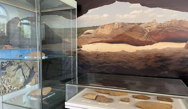 Occupiers open exhibition of stolen items from Stone Grave in Zaporizhzhia in occupied Crimea