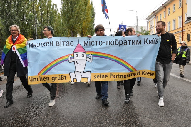 Руху ЛГБТ-маршу намагалася перешкодити жінка, яка лягла на асфальт і кричала про перетворення хлопчиків на геїв 12