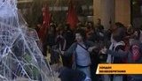 Студенты разгромили офис правительственной партии. ВИДЕО.