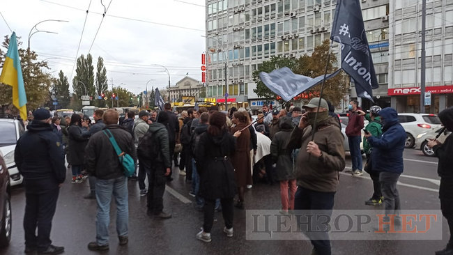 Учасники акції на підтримку Антоненка намагалися перешкодити виїхати машині із заарештованим з подвір’я суду 03 Учасники акції на підтримку Антоненка намагалися перешкодити виїхати машині із заарештованим з подвір’я суду 03
