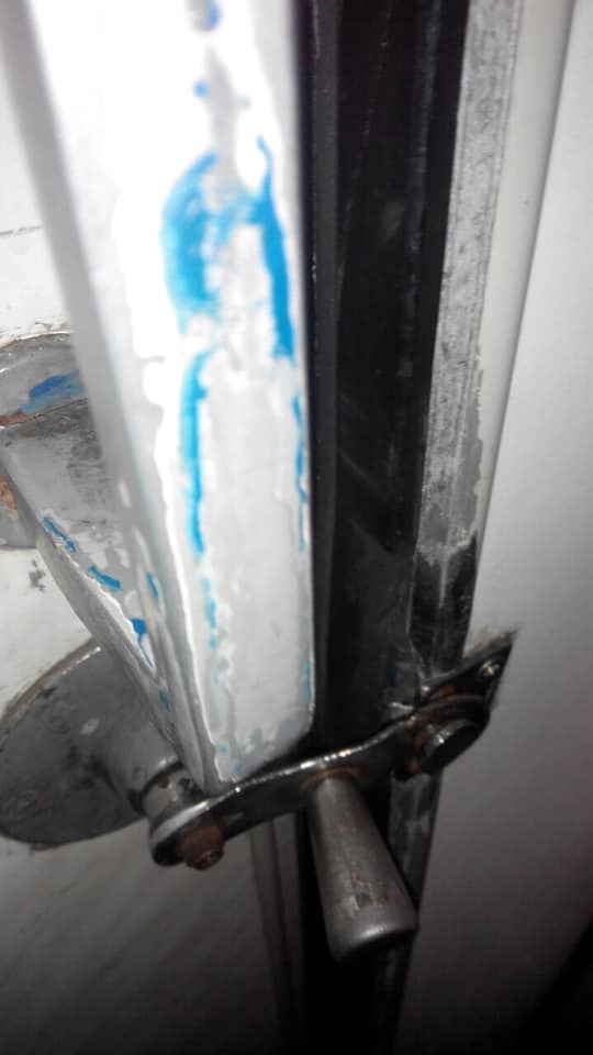 Грязь, ржавчина, клей на окнах: новый сезонный поезд Одесса-Ковель возмутил соцсети 05