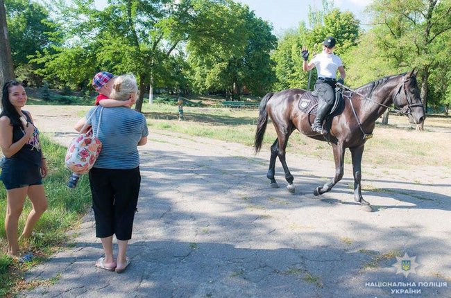 Велопатруль у Маріуполі врятував пенсіонерку з-під поїзда 08
