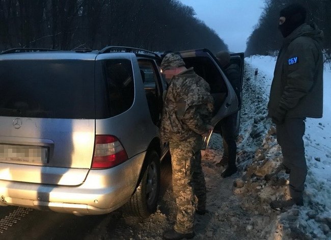 Военнослужащий задержан на Львовщине при продаже пистолетов, - СБУ 02