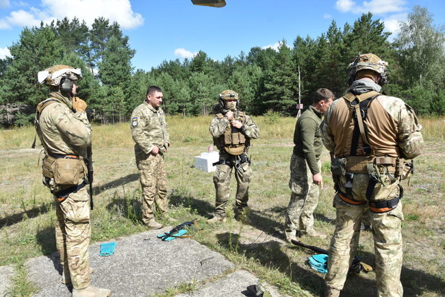 Маскування біля позицій противника, десантування та евакуацію відпрацьовують офіцери-авіанавідники на Чернігівщині 05