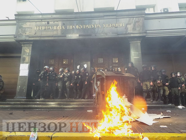 Під час мітингу під ГПУ проти екстрадиції в РФ Тумгоєва сталися сутички: мітингувальники бють вікна, їх у відповідь поливають водою зі шлангів 72