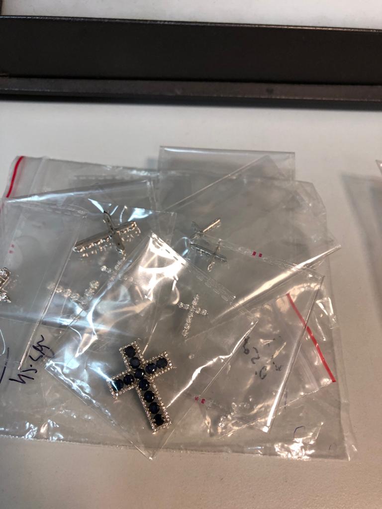 Пенсионерка и 20-летний парень пытались ввезти в Украину килограмм драгоценностей 05