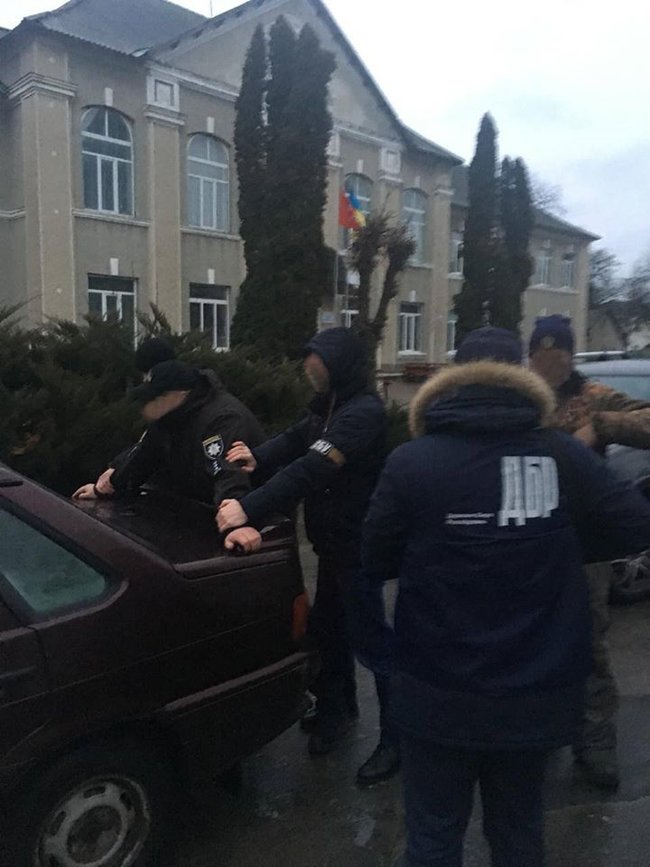 На Тернопольщине при получении 400 долларов взятки задержан патрульный, - прокуратура 02