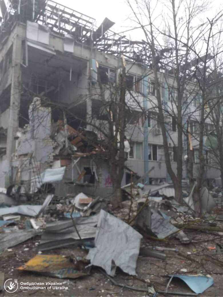 У Херсоні внаслідок влучання Шахеда пошкоджено будівлю, де розміщується представництво омбудсмана 03
