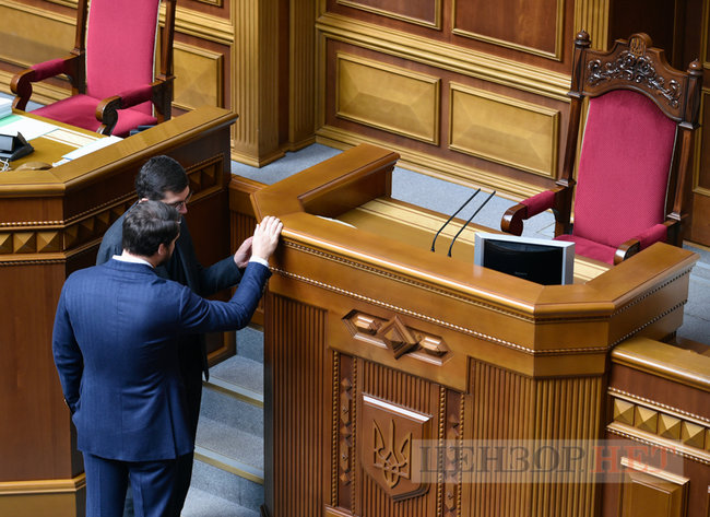 Усі обіймаються та обмінюються любязностями, Тимошенко шепочеться, Порошенко задумливий, Разумков розводить руками, - день роботи Ради 7 вересня 22