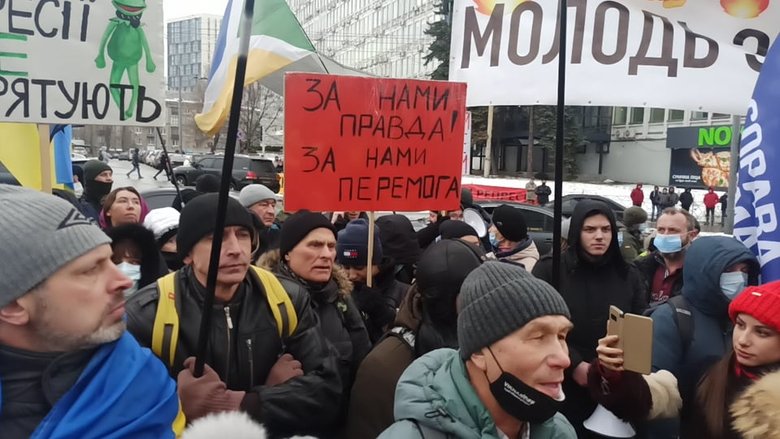 Беги, Вова, беги: Под судом, рассматривающим апелляции относительно меры пресечения для Порошенко, собрались митингующие 33