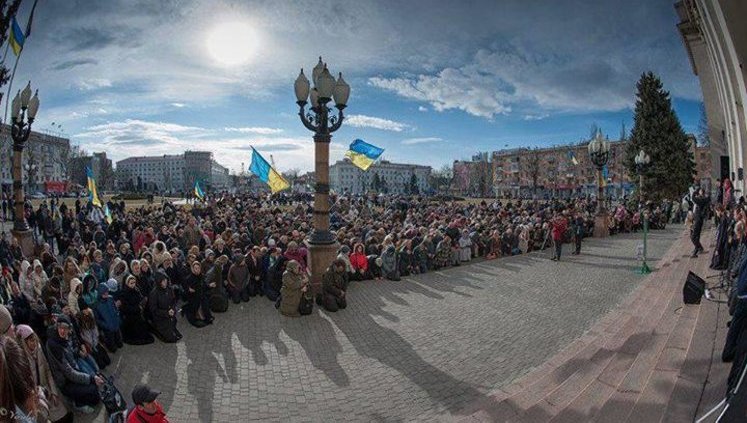 Более тысячи человек в Херсоне на коленях молятся за мир и единство в Украине ВПЕЧАТЛЯЮЩЕЕ ФОТО