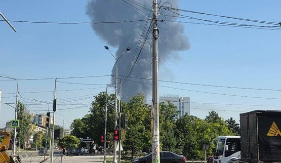 В оккупированном Мариуполе после взрывов разразился масштабный пожар