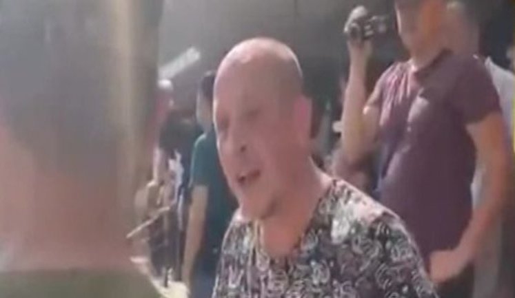 "Что ты сделал хорошее?! Просто пошел убивать других за бабло?! Это патриотизм?!" - в Днепре неизвестный мужчина оскорбил украинского военного. ВИДЕО