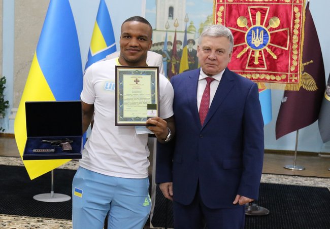 Беленюк отримав звання старший лейтенант і пістолет ПМ 01