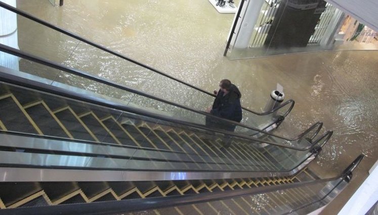 Из подтопленного ТРЦ "Ocean plaza" в Киеве эвакуированы 13 человек, один - госпитализирован, - ГСЧС. ФОТОрепортаж