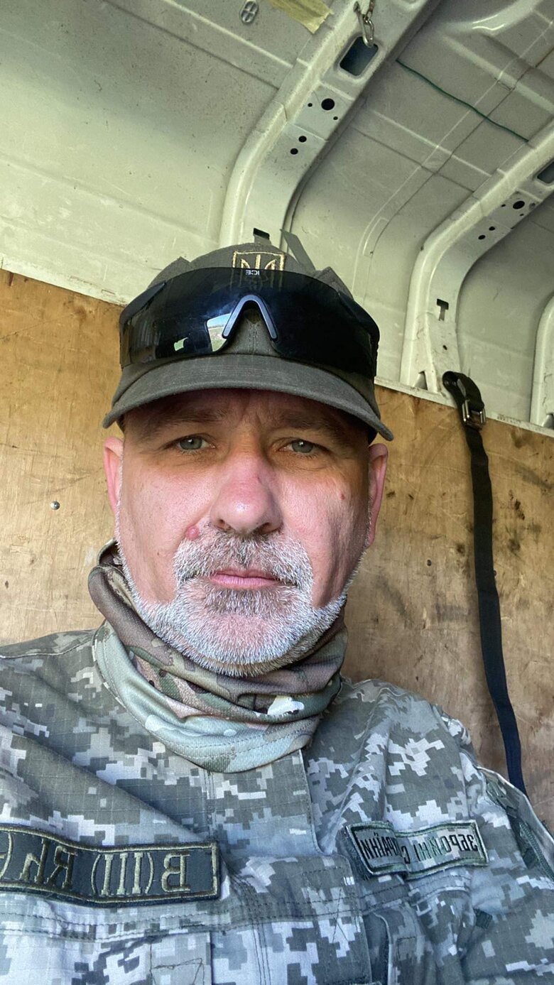 Олег Пилипчук: Дуже складно, коли ти везеш бійця, з яким нещодавно спілкувався, а тепер бачиш його мертвим, вкладаєш в цей чорний мішок і закриваєш 03