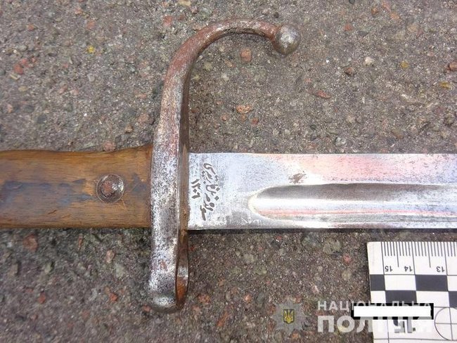 Поліцейські затримали киянина зі штик-ножем 01