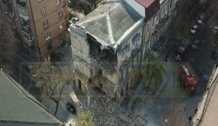 У центрі Одеси обвалилася стіна старовинного будинку. ВІДЕО+ФОТОрепортаж
