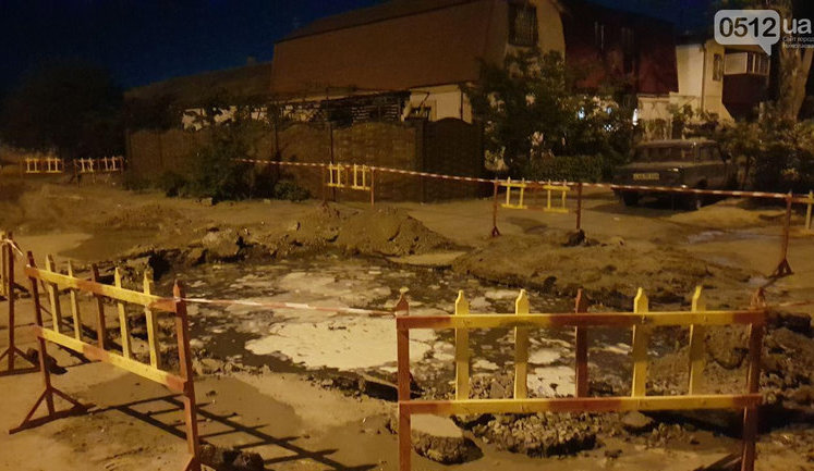 Канализационные воды затопили улицу в Николаеве: жители обкладывают дома мешками с песком. ВИДЕО+ФОТОрепортаж