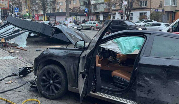 Car crashes into bus stop at high speed in Khmelnytskyi: 3 people killed. VIDEO&PHOTOS