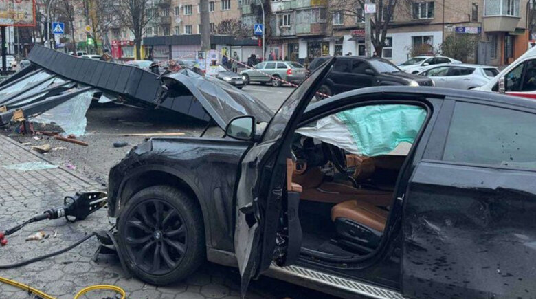 Авто влетіло в зупинку в Хмельницькому: 3 загиблих