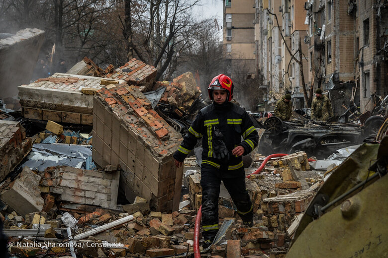 В Соломенском районе Киева ликвидируют последствия ракетного удара РФ 10