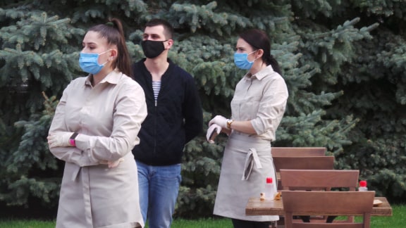 Ресторанний протест під Офісом Зеленського - Банкову заставили столиками з їжею 11