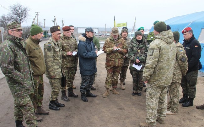 Іноземні військові дипломати відвідали підрозділи ОС на Приазовї 02