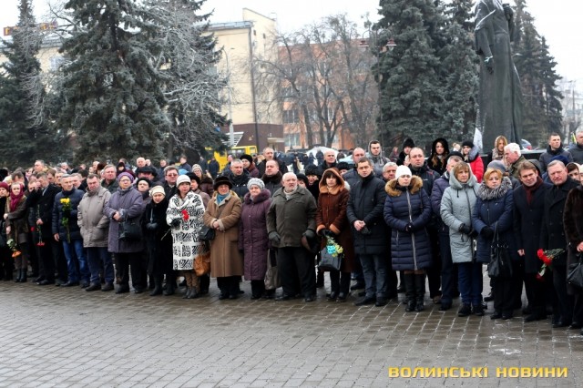 Сотні людей прийшли попрощатися з мером Луцька Романюком 06